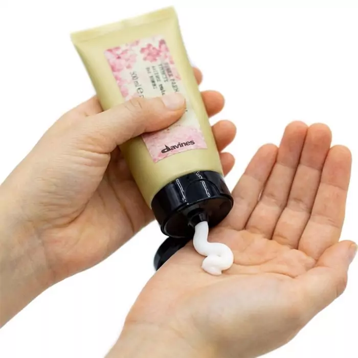 Пластичная Паста для Объемного Невидимого Стайлинга Davines More Inside Medium Hold Pliable Paste