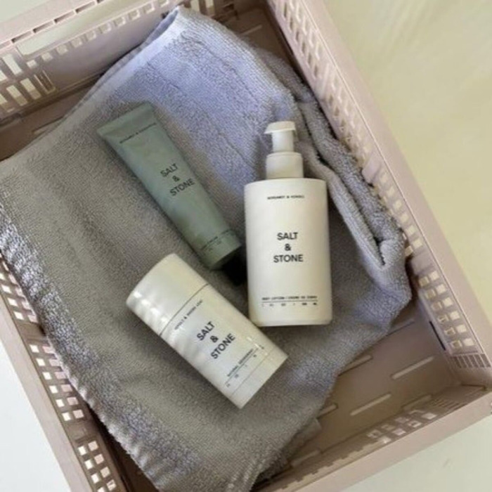Увлажняющий Лосьон для Тела с Ароматом Черной Розы и Уда Salt & Stone Body Lotion Black Rose & Oud