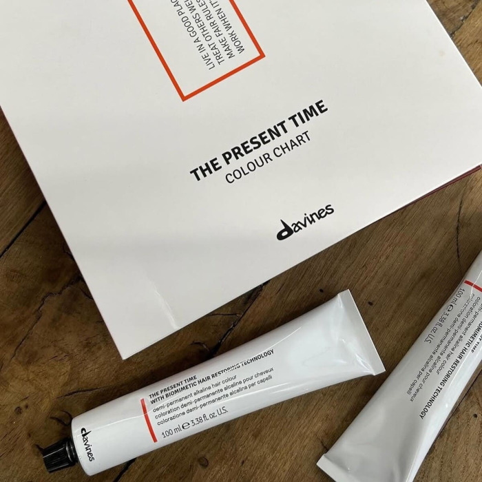 Демиперманентная Щелочная Краска для Волос с Биомиметической Технологией Davines The Present Time Cool Reds, 100 мл (холодные красные)