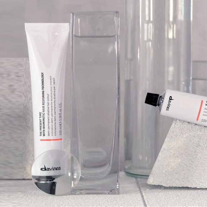 Демиперманентная Щелочная Краска для Волос с Биомиметической Технологией Davines The Present Time Cool Blondes & Cool Browns, 100 мл (холодные блонды и холодные коричневые)