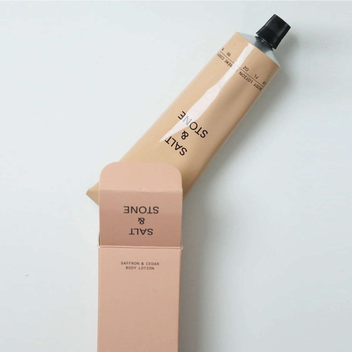 Увлажняющий Лосьон для Тела с Ароматом Шафрана и Кедра Salt & Stone Body Lotion Saffron & Cedar